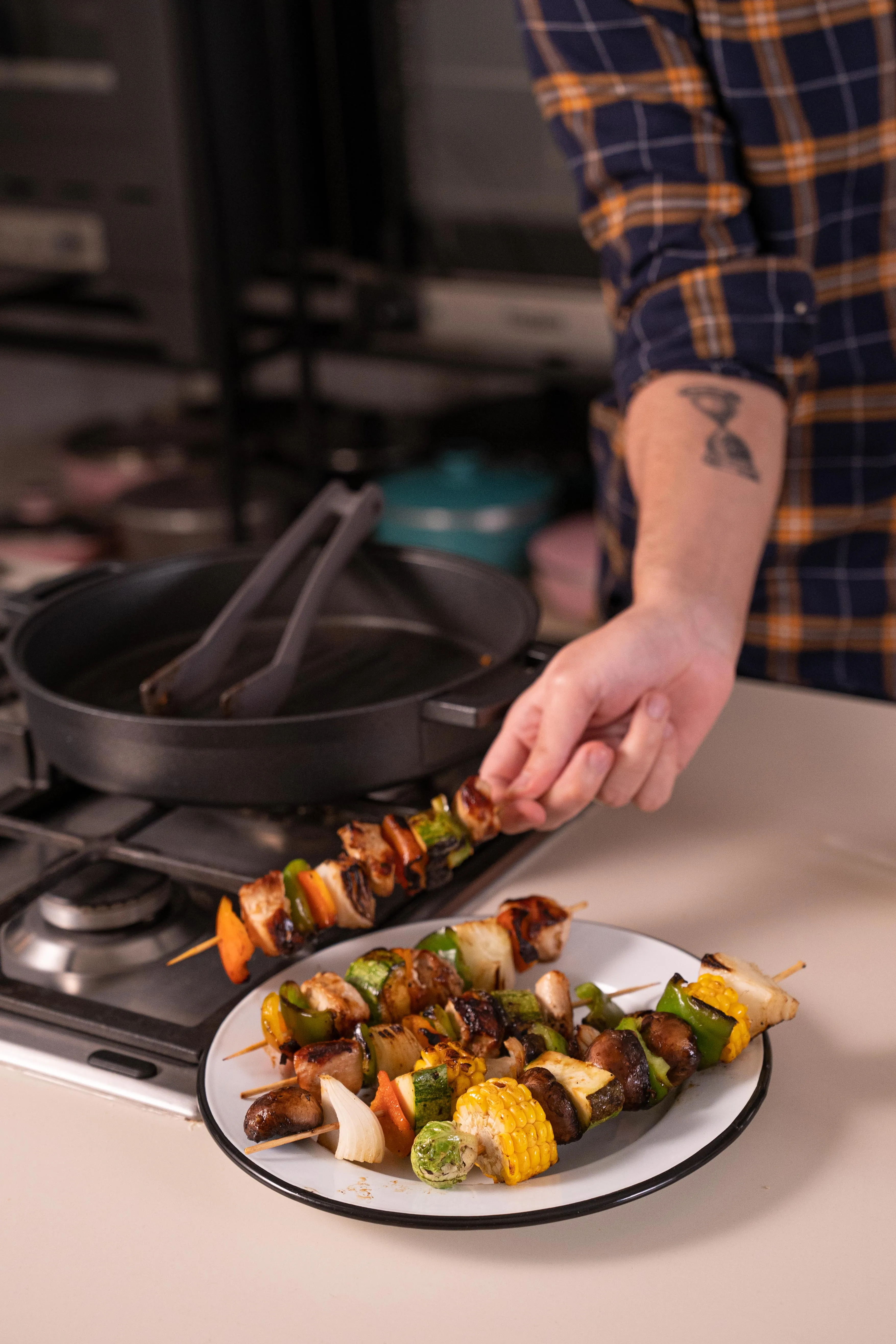Bifera Essen Línea Nuit con brochetas de pollo y vegetales