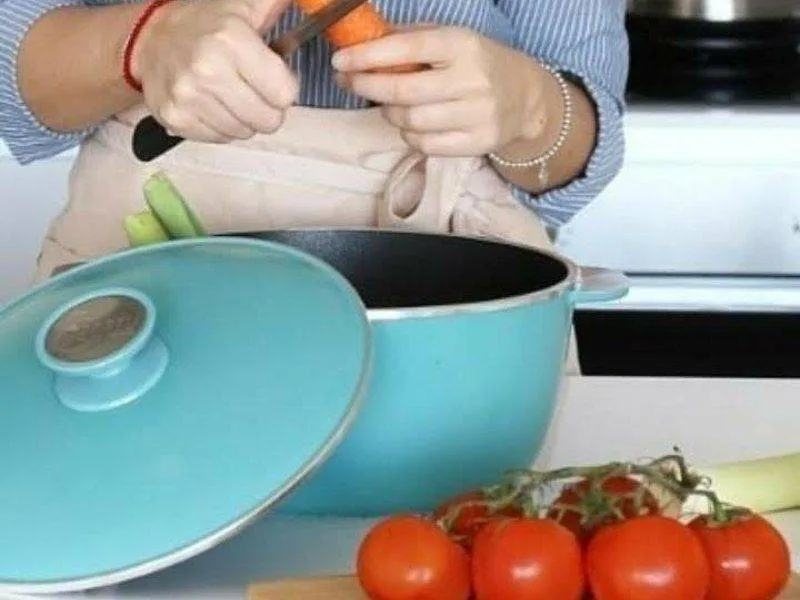 Cacerola Essen Línea Aqua de 24 cm en la cocina